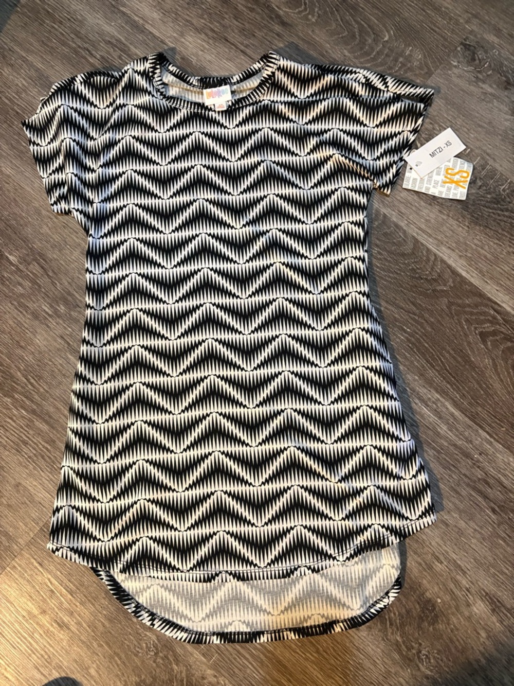 Lularoe Black & White Wave dress for kids n tweens  xs new with tag